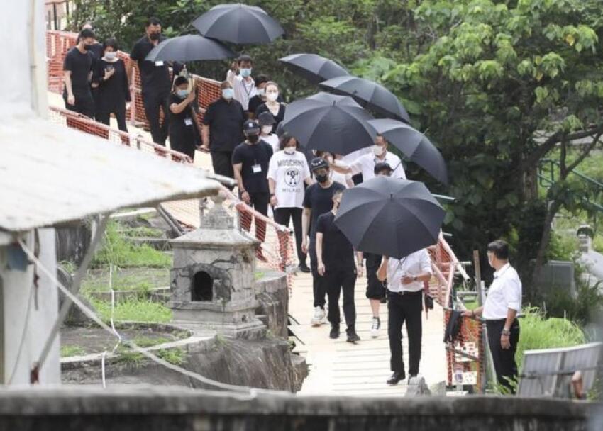 何鴻燊忌日三房上山拜祭，何超蓮墓前獻花，陳婉珍腿腳不便需攙扶