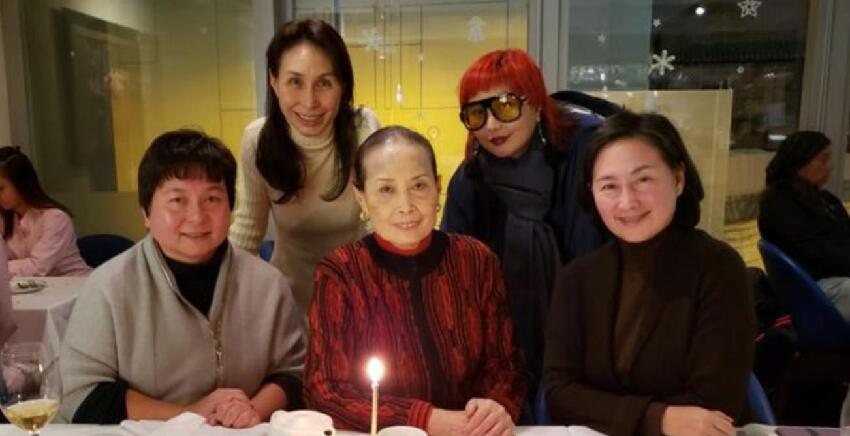 何鴻燊忌日三房上山拜祭，何超蓮墓前獻花，陳婉珍腿腳不便需攙扶