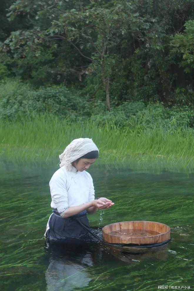 究竟發生了什麼？「影后」湯唯竟拋棄千萬豪宅躲在農村？6歲女兒五字曝真相驚呆所有人，劉嘉玲簡直就是個魔鬼!