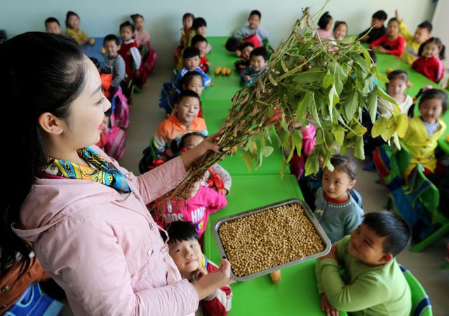 幼兒園老師結婚，邀請全班同學參加，家長統一給「600元紅包」當作祝福，隔天看訊息才發現「自己錯得離譜」…