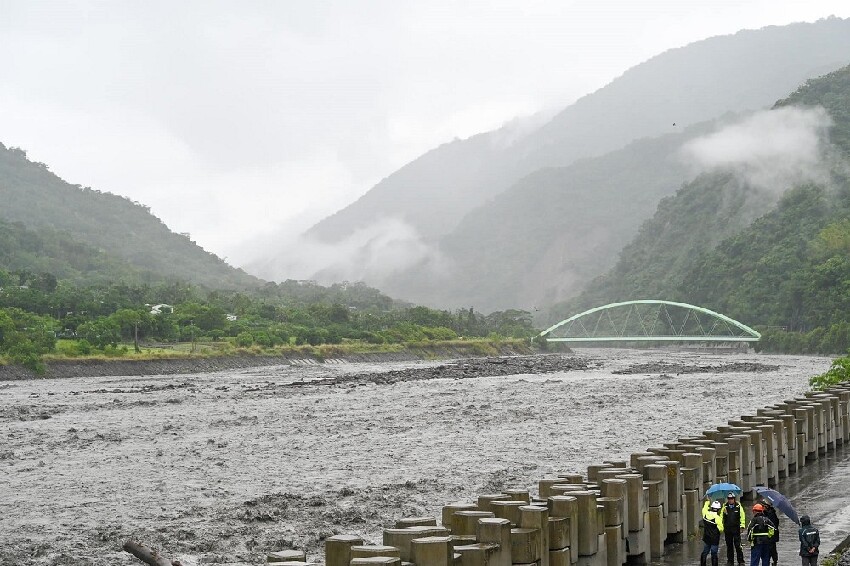 快訊／明再放颱風假？最新風雨預測「台北達標」　18縣市「符合停班停課標準」