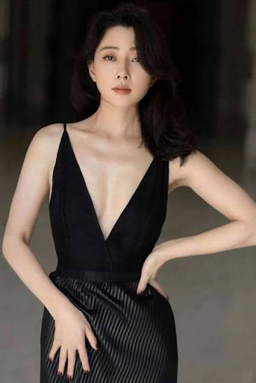 她是演員中的女富豪，豪車多到開不過來，如今 45 歲活得像 20 歲