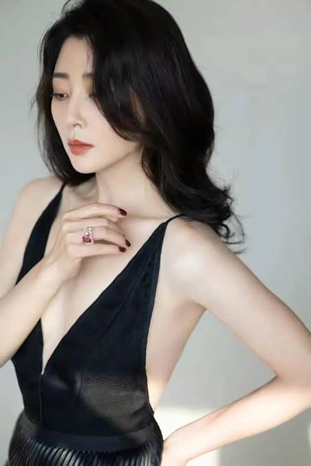 她是演員中的女富豪，豪車多到開不過來，如今 45 歲活得像 20 歲