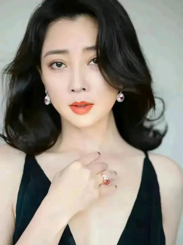 她是演員中的女富豪，豪車多到開不過來，如今 45 歲活得像 20 歲
