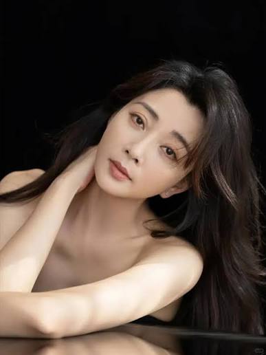 她是演員中的女富豪，豪車多到開不過來，如今 45 歲活得像 20 歲