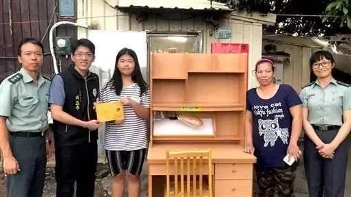 不被困難打倒！父離世單親媽帶兒女住鐵皮屋艱苦生活，女兒逆境不服輸考上第一志願，房東送大禮：5年房租全免