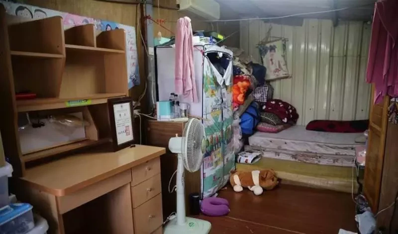 不被困難打倒！父離世單親媽帶兒女住鐵皮屋艱苦生活，女兒逆境不服輸考上第一志願，房東送大禮：5年房租全免