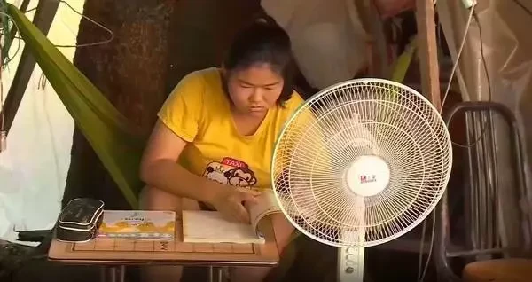 不被困難打倒！父離世單親媽帶兒女住鐵皮屋艱苦生活，女兒逆境不服輸考上第一志願，房東送大禮：5年房租全免