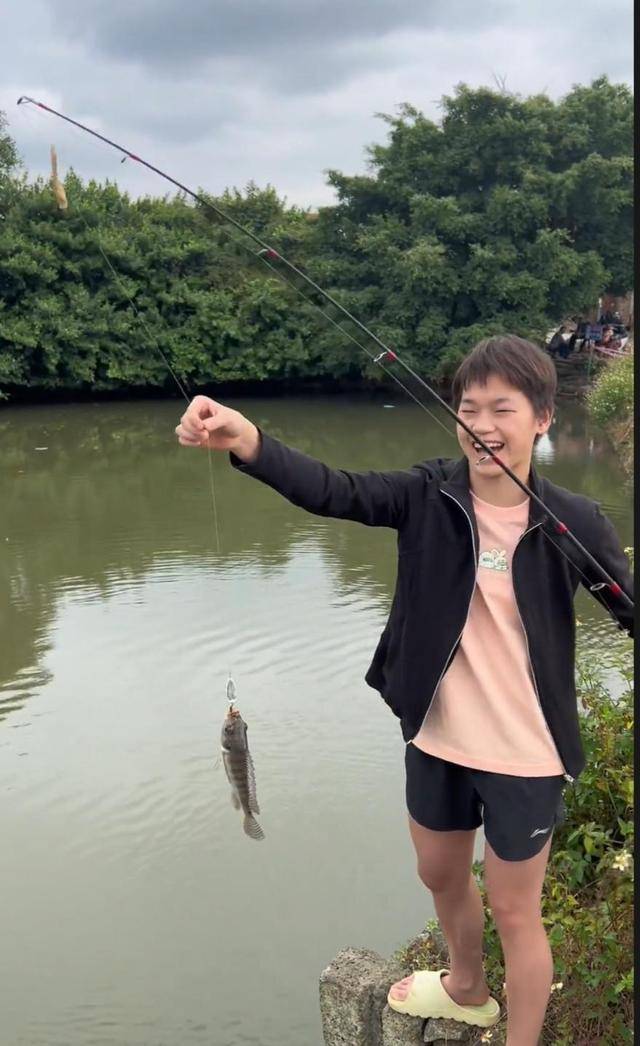 全紅嬋回老家！釣魚摘果子，鋤地炒菜無所不能，不怕別人說閑話