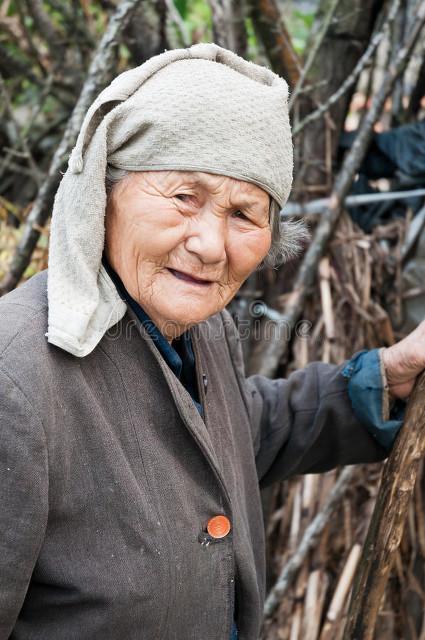 奶奶分鐲子！伯母「先搶走金鐲子」母親只好拿銀的　奶奶卻安慰「你的福氣在後頭」