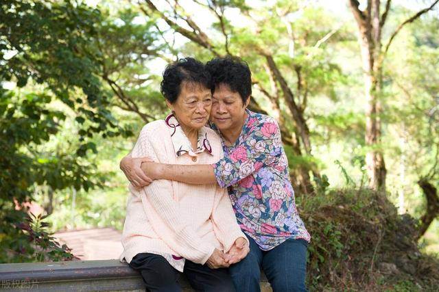 鄰居阿姨是單親媽媽，我爸媽主動提議「讓她兒子天天來我家吃飯」！我們每天一起吃飯、唸書情同兄弟，上大學後他們搬走了，我們就此失聯… 10年後有天半夜「我家門縫被塞進一個紙袋」我們全家看傻了