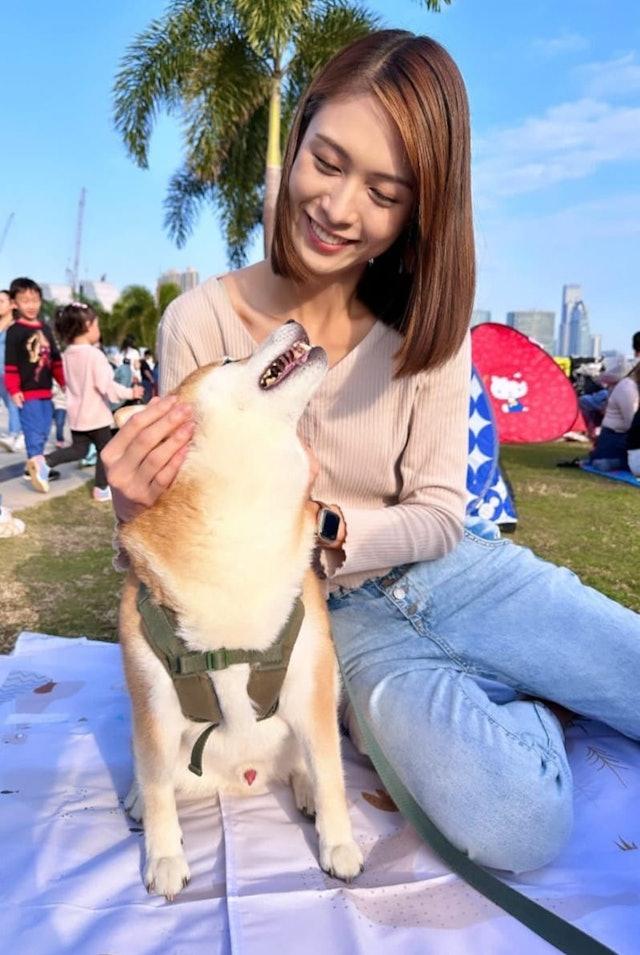 她是香港科大之花、九頭身女主播，形似朱千雪，個人生活低調神秘