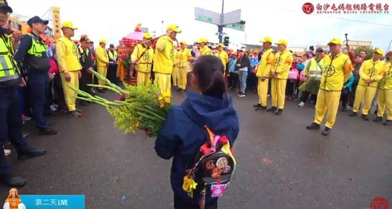 進香到一半！黑衣女「突攔下鑾轎」跪求繞路3公里　「媽祖停留2分鐘」下一幕大家嘖嘖稱奇