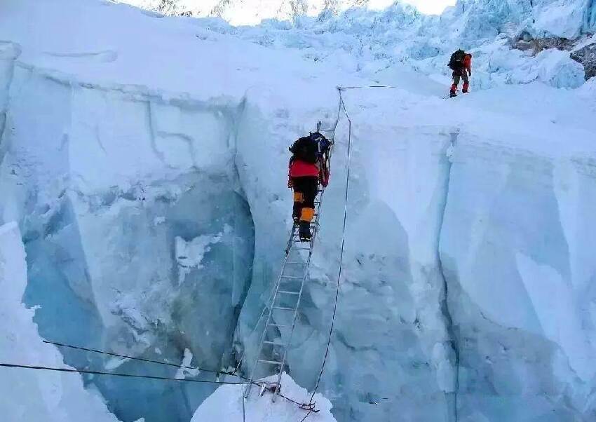 珠峰8600公尺處躺了28年的睡美人，至今無人敢動她遺體，死後真相令人毛骨悚然