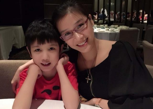 香港知名女星否認同時交往六位富豪,努力賺錢為養子做換心手術