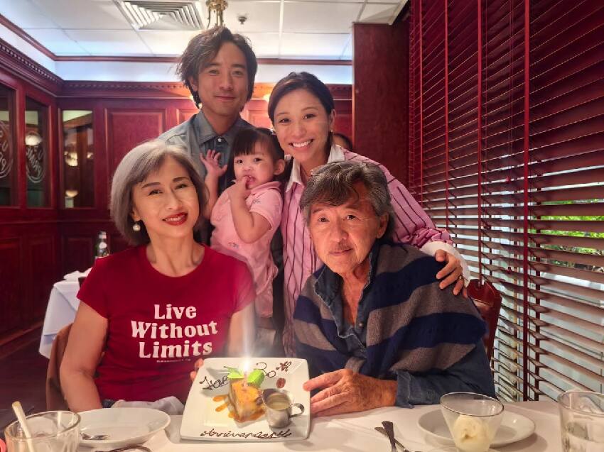 林子祥葉蒨文結婚30周年,三代同堂吃飯慶祝,兒媳挺二胎孕肚出鏡