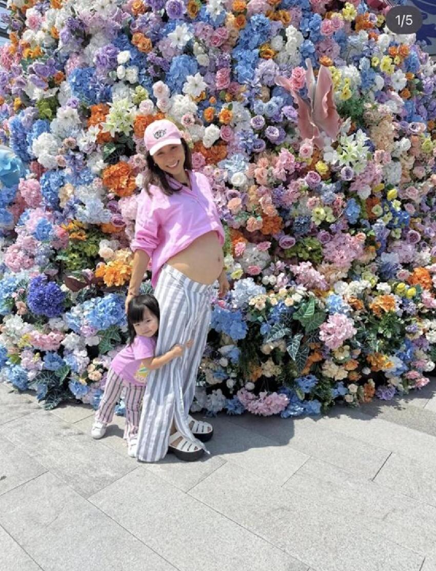 林子祥葉蒨文結婚30周年,三代同堂吃飯慶祝,兒媳挺二胎孕肚出鏡