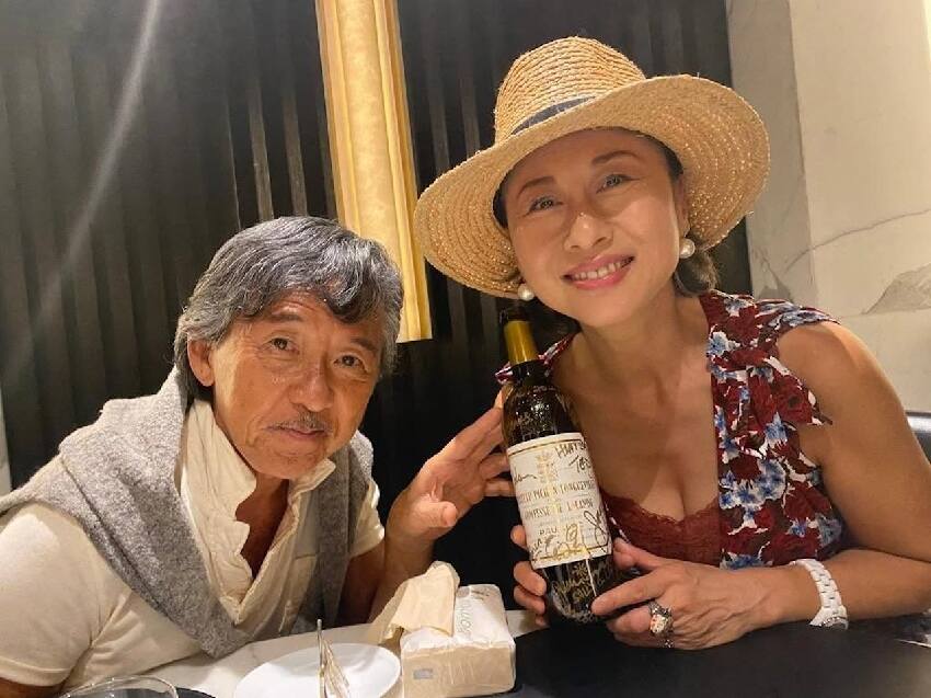 林子祥葉蒨文結婚30周年,三代同堂吃飯慶祝,兒媳挺二胎孕肚出鏡