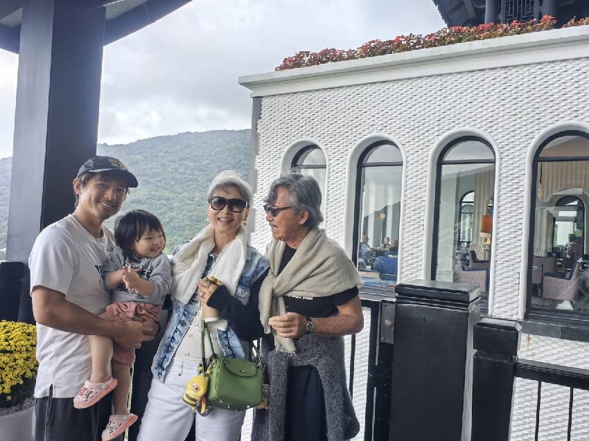 林子祥葉蒨文結婚30周年,三代同堂吃飯慶祝,兒媳挺二胎孕肚出鏡