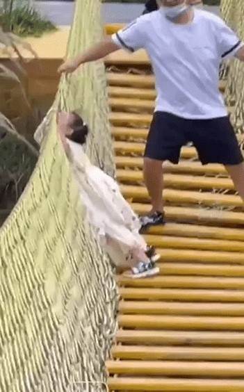爸爸惡作劇搖吊橋！女兒嚇哭鬆手，最後結局誰也沒想到