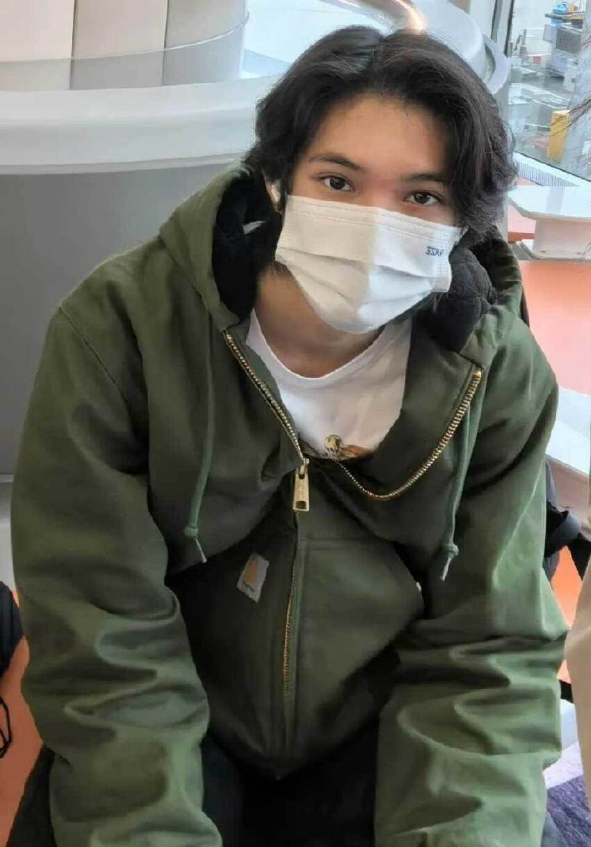 袁詠儀罕曬一家三口「度假照」！18歲兒子正臉曝光，網友：長的像媽媽，可惜了爸爸的基因