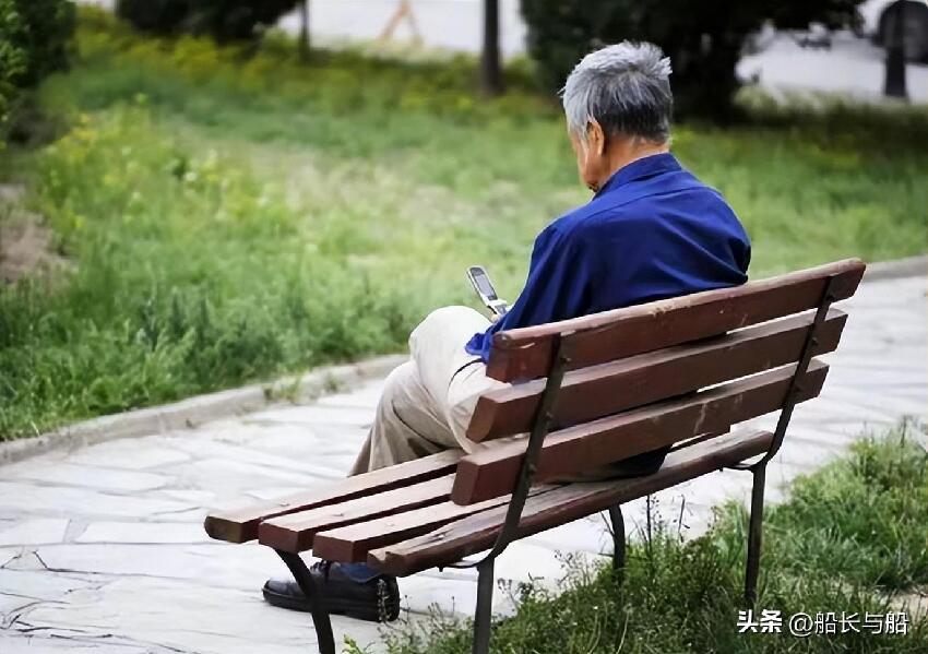 一個人吃年夜飯！73歲獨居父親哭訴：兒子連續7年在親家過年，我有苦難言