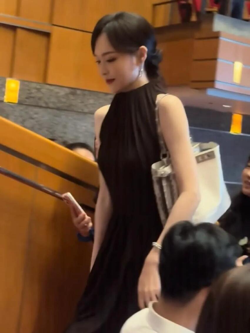 唐嫣參加女兒幼兒園活動，一身黑裙優雅漂亮好有氣質，6歲小小糖快畢業了