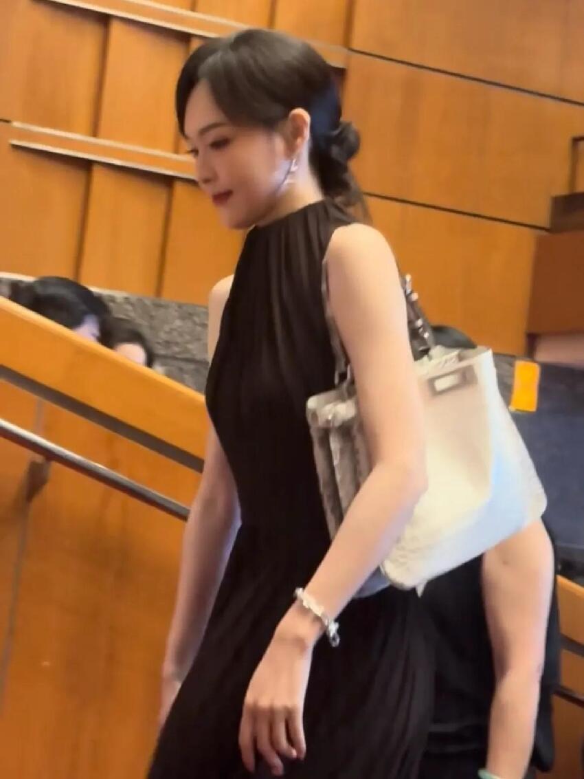 唐嫣參加女兒幼兒園活動，一身黑裙優雅漂亮好有氣質，6歲小小糖快畢業了