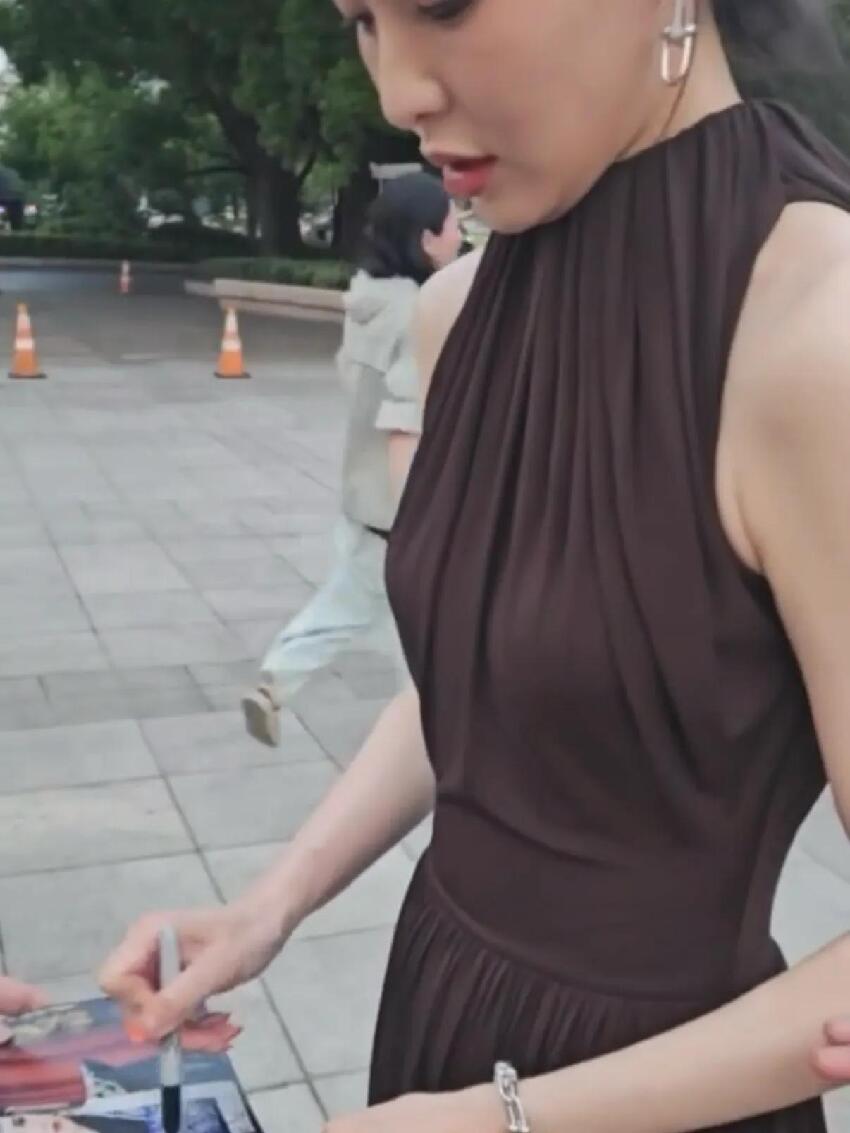 唐嫣參加女兒幼兒園活動，一身黑裙優雅漂亮好有氣質，6歲小小糖快畢業了