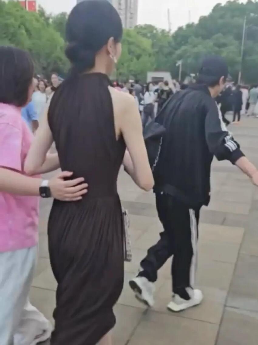 唐嫣參加女兒幼兒園活動，一身黑裙優雅漂亮好有氣質，6歲小小糖快畢業了