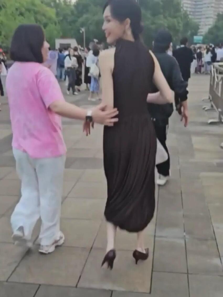唐嫣參加女兒幼兒園活動，一身黑裙優雅漂亮好有氣質，6歲小小糖快畢業了