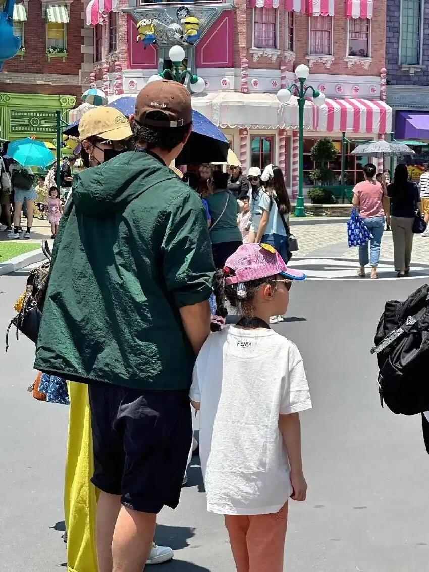 唐嫣參加女兒幼兒園活動，一身黑裙優雅漂亮好有氣質，6歲小小糖快畢業了