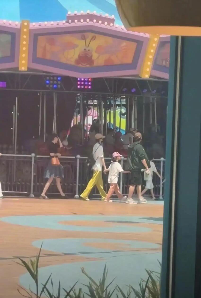 唐嫣參加女兒幼兒園活動，一身黑裙優雅漂亮好有氣質，6歲小小糖快畢業了