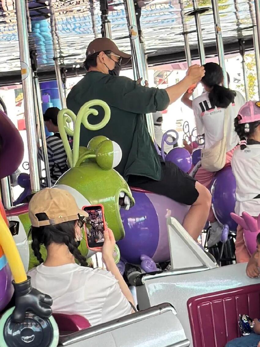 唐嫣參加女兒幼兒園活動，一身黑裙優雅漂亮好有氣質，6歲小小糖快畢業了
