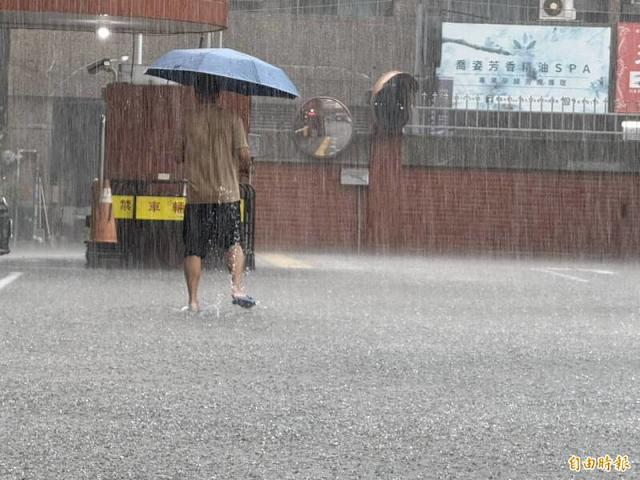 快訊／暴雨成災！明天6縣市雨量「達停班課標準」