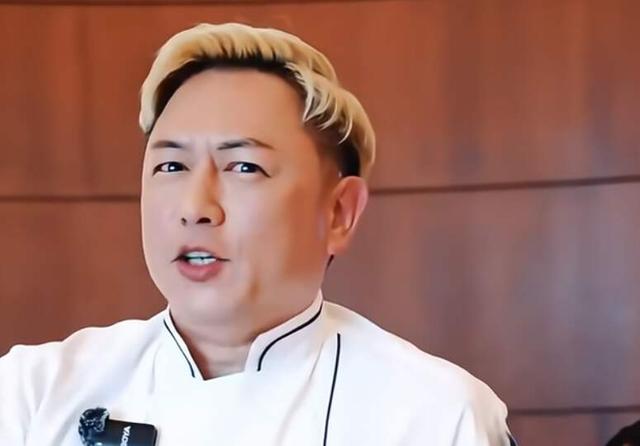 香港知名男星罕見錄製短視頻，身材發胖顯油膩，順利走出容貌焦慮