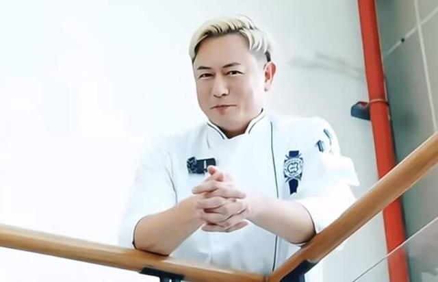 香港知名男星罕見錄製短視頻,身材發胖顯油膩,順利走出容貌焦慮
