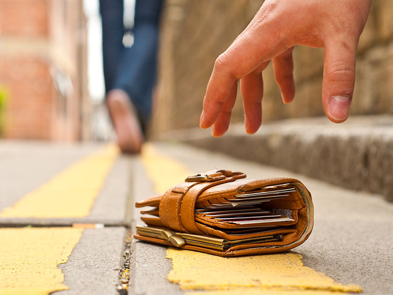 地上掉的錢不要撿，很多人不明白怎麼回事，抓緊看看，轉告家裡人