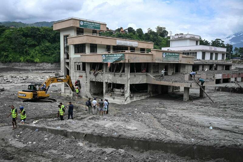 快訊／尼泊爾逾2400人消失... 奇蹟綠屋「硬扛洪災」一家存活