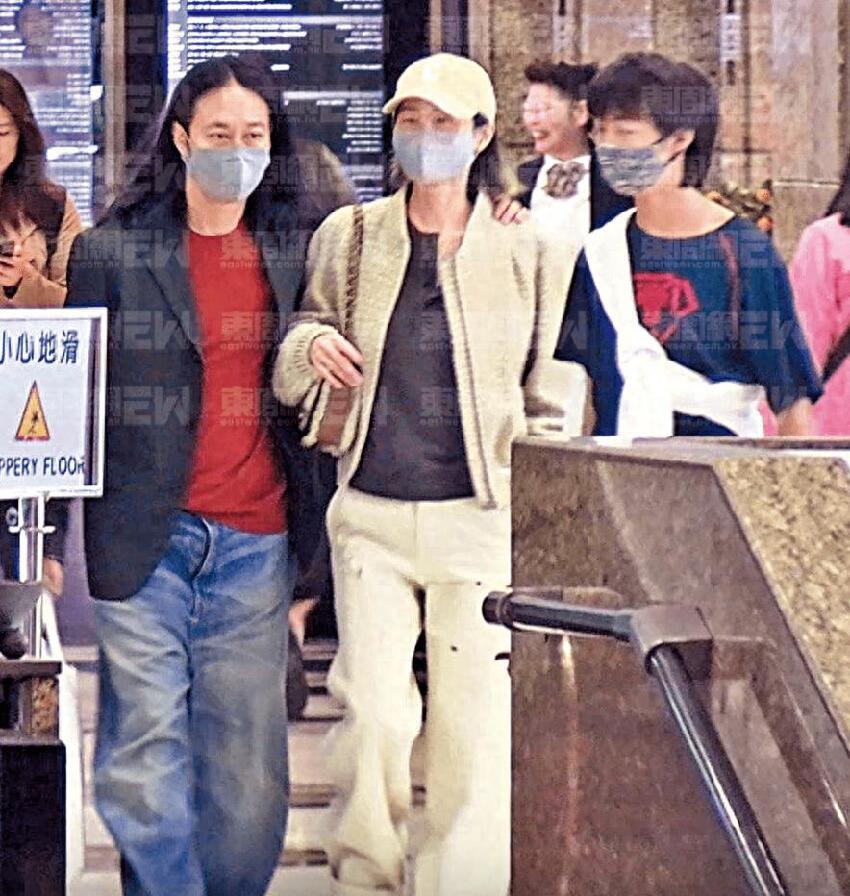 61歲蔡一智陪兒子逛街，13歲兒子身高猛長，父子倆有說有笑感情好