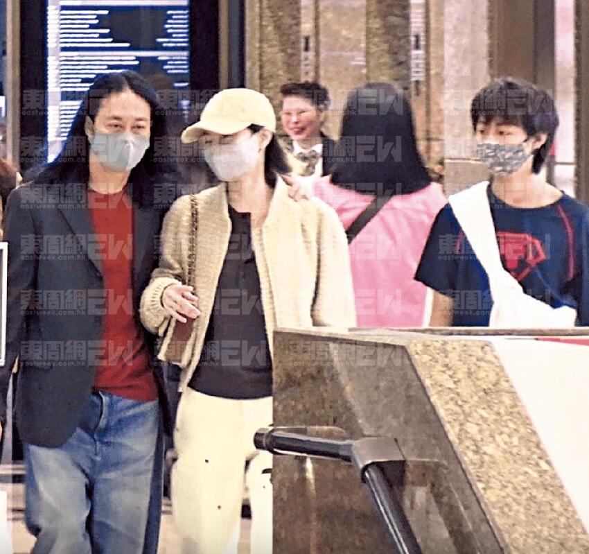 61歲蔡一智陪兒子逛街，13歲兒子身高猛長，父子倆有說有笑感情好