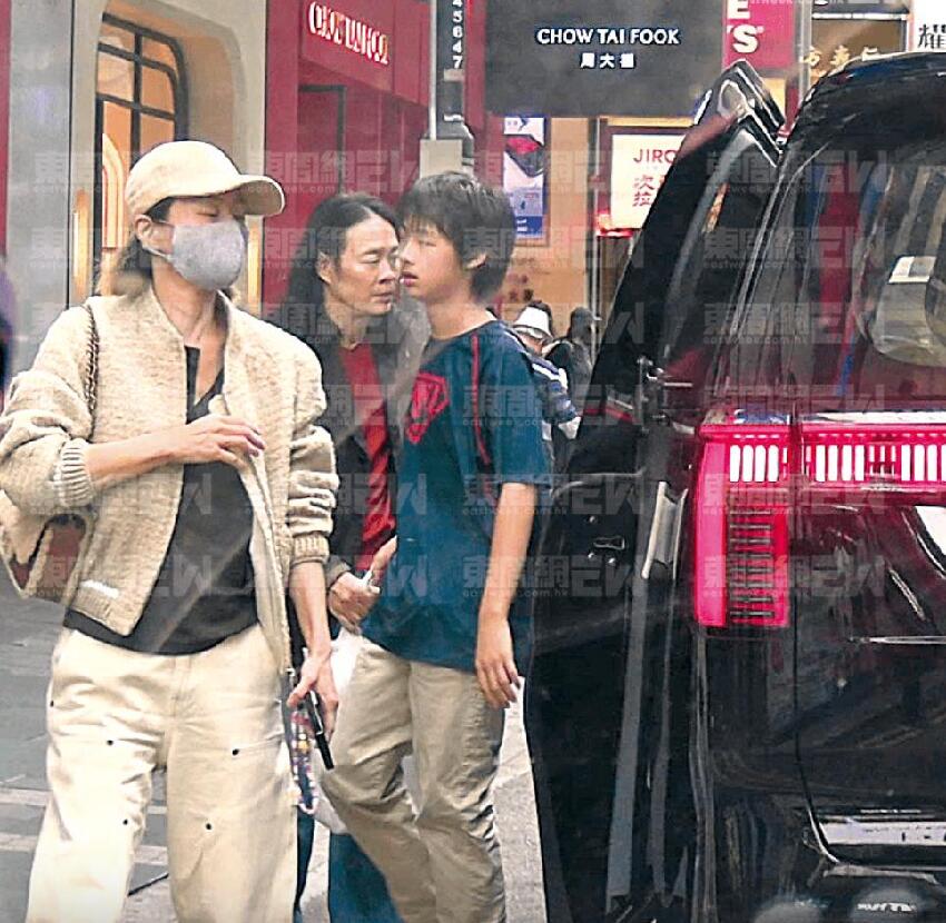 61歲蔡一智陪兒子逛街，13歲兒子身高猛長，父子倆有說有笑感情好