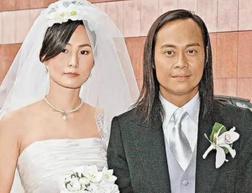 61歲蔡一智陪兒子逛街，13歲兒子身高猛長，父子倆有說有笑感情好