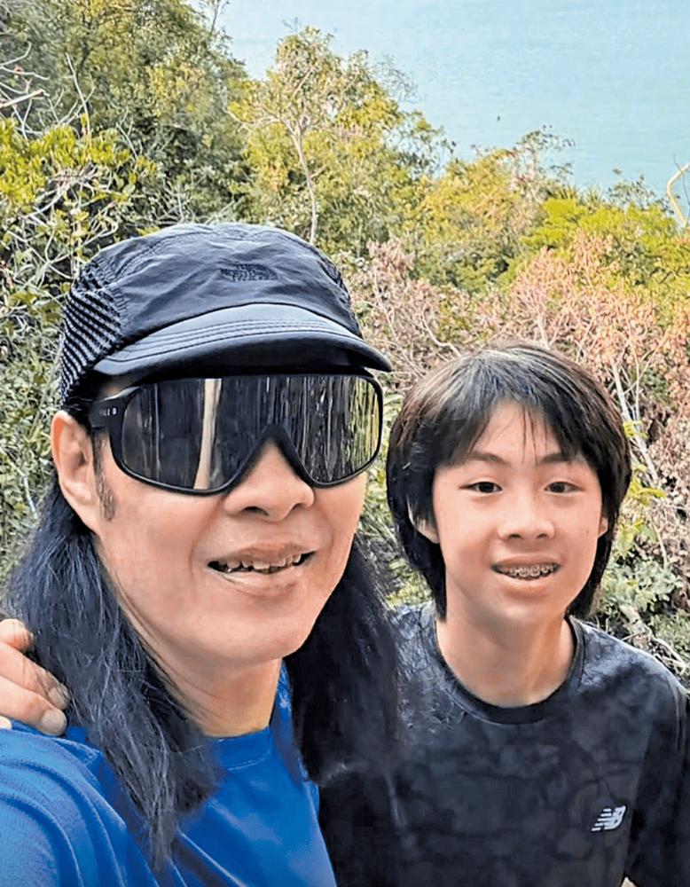 61歲蔡一智陪兒子逛街，13歲兒子身高猛長，父子倆有說有笑感情好