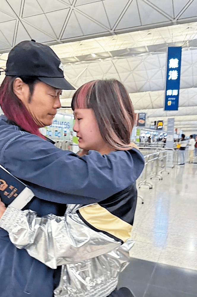 61歲蔡一智陪兒子逛街，13歲兒子身高猛長，父子倆有說有笑感情好