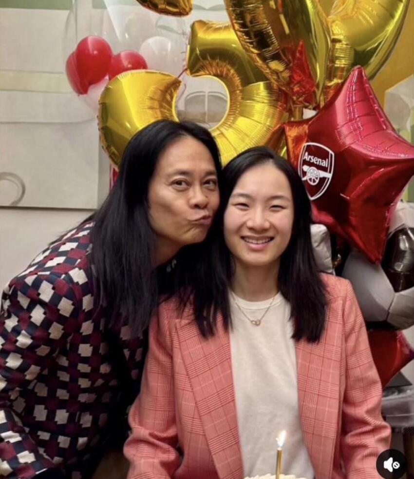 61歲蔡一智陪兒子逛街，13歲兒子身高猛長，父子倆有說有笑感情好