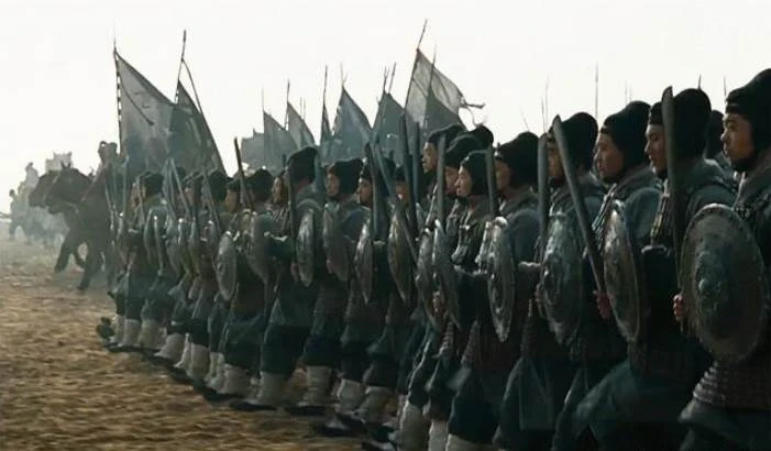 古代戰爭中，第一排士兵明知必死，為何還全力沖鋒？答案很現實，換誰都沖呀！