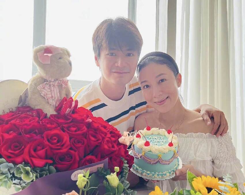 TVB知名金童玉女結婚八周年，「丟下」一雙兒女曬合照秀恩愛，夫妻倆一起改名轉運