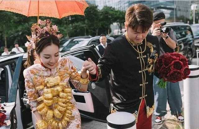 香港富商辦世紀婚禮，新娘全身戴滿金器出嫁，賭王兒子當伴郎