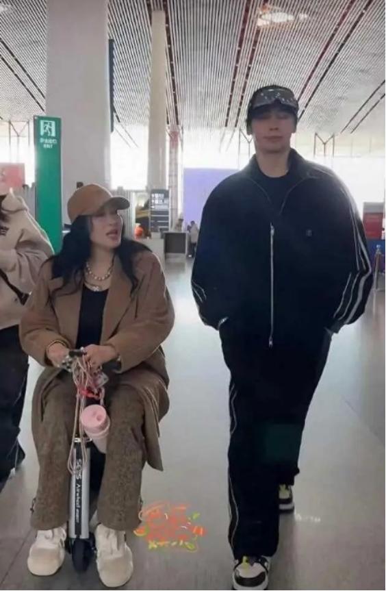 55歲鍾麗緹疑為拼四胎體重暴增，小老公全程黑面，被傳拒絕其再生